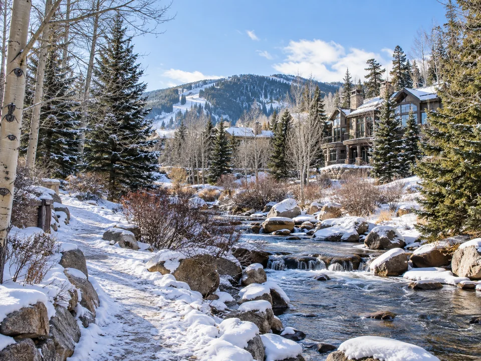 Editorial waterside and trail image illustrating Hunters Glen lifestyle